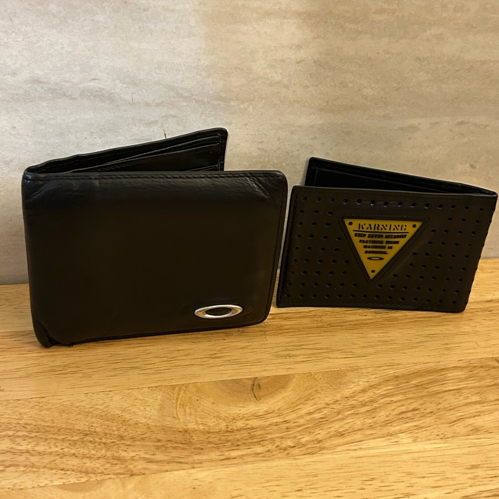 RARE OAKLEY LEATHER WALLET
Black w Silver Icon Bi-Fold ID Credit
Card Cash Money